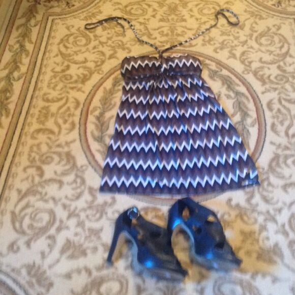 Ladies chevron 👗in size small ties at neck - Picture 3 of 8